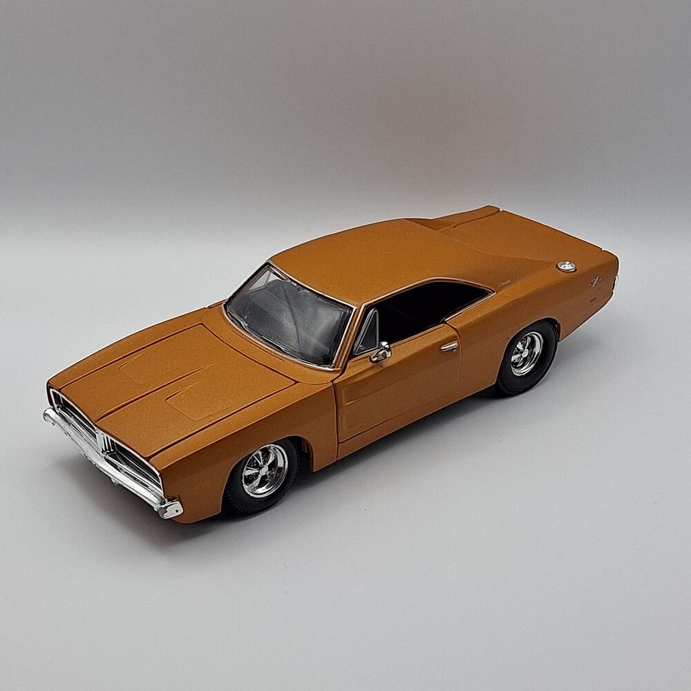 Maisto 1969 Dodge Charger R/T 1/25 Scale Diecast Model Car Metallic Orange